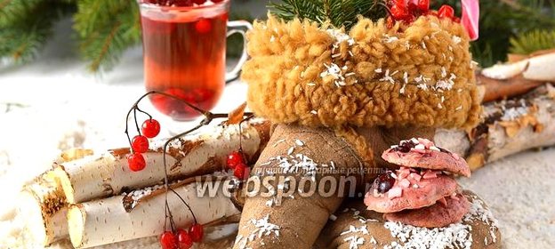 Розовое клюквенное печенье с шоколадом