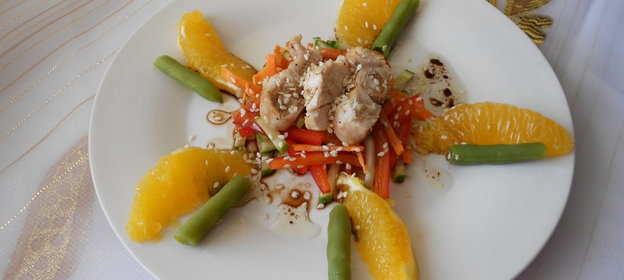 Салат с курицей на подушке из овощей