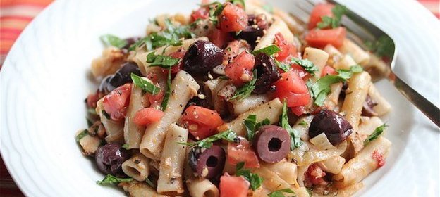 Паста с тунцом, оливками и томатами