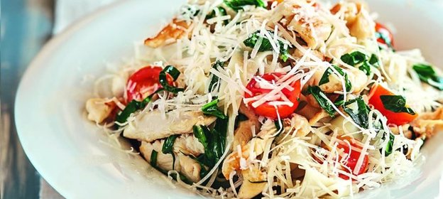 Паста с курицей, помидорами и шпинатом