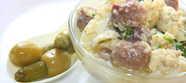 Каша из яиц и минералки с куриными тефтелями