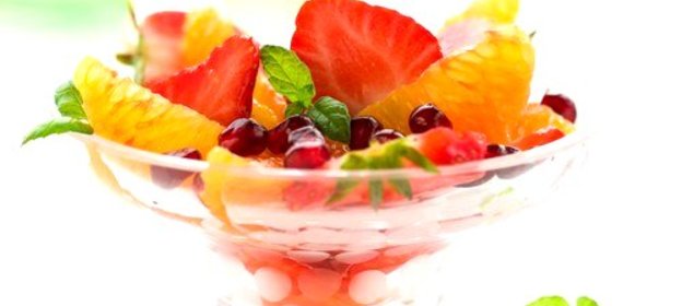 Клубнично-апельсиновый салат с мармеладом