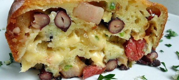 Кекс с копченой грудинкой, фасолью, сыром