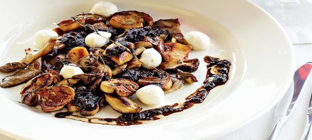 Жареные грибы с моцареллой и соусом конфи