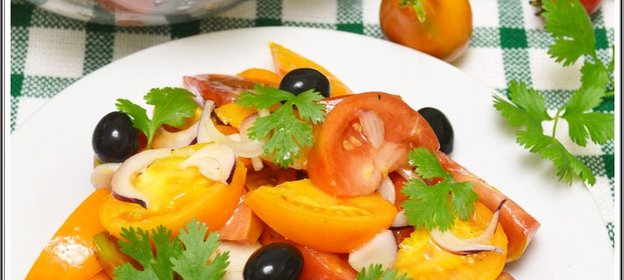 Салат из помидоров с ароматной заправкой