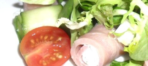 Салат из ветчины и творожного сыра