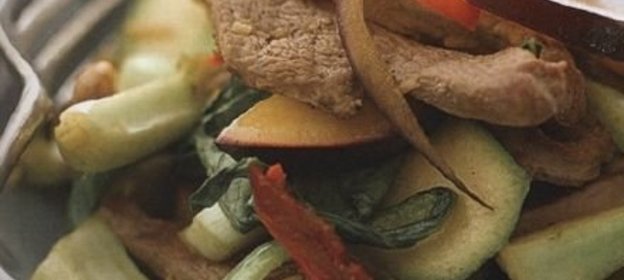 Теплый салат из утиного мяса, овощей и сливы