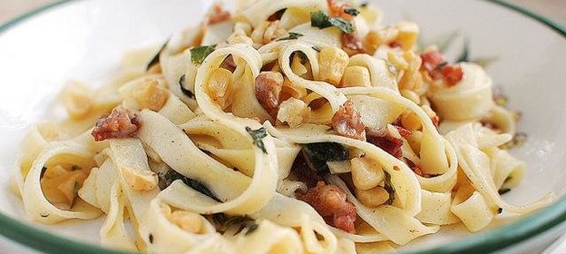 Паста карбонара с кукурузой и чили