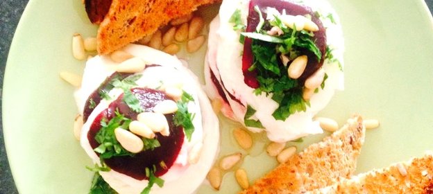 Салат с моцареллой и свеклой