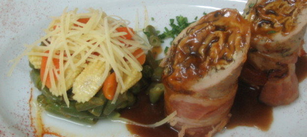 Голубцы с мясной начинкой, завернутой в листья белокочанной капусты