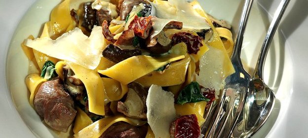 Шафрановые паппарделле с грибами шиитаке, вялеными томатами, шпинатом и уткой