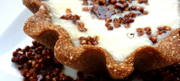 Тарталетки с белым шоколадом и гречневой карамелью