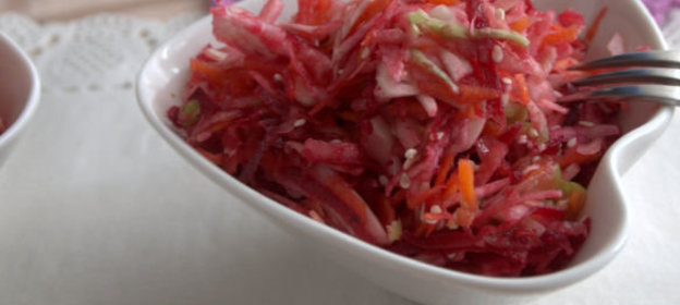 Салат «Щетка» из сельдерея, со свеклой и кунжутом