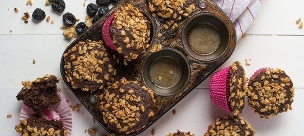 Шоколадно-вишневые маффины с гранолой