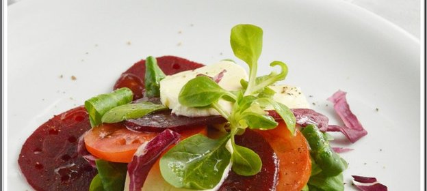 Салат со свеклой, моцареллой и помидорами