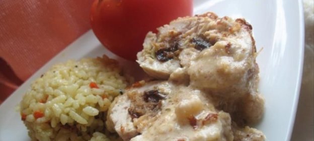 Запеченные куриные грудки с черносливом и орехами