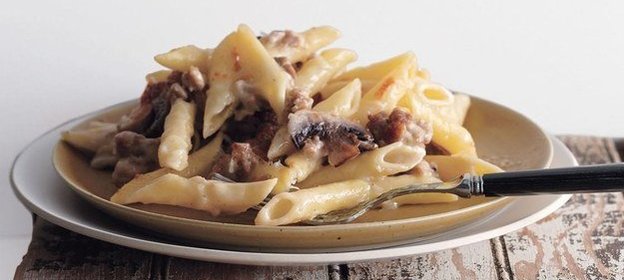 Макароны с грибами и колбасой