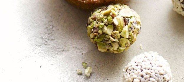 Трюфели с кокосовой стружкой и финиками