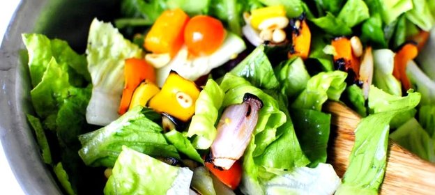 Садовый салат с арахисом