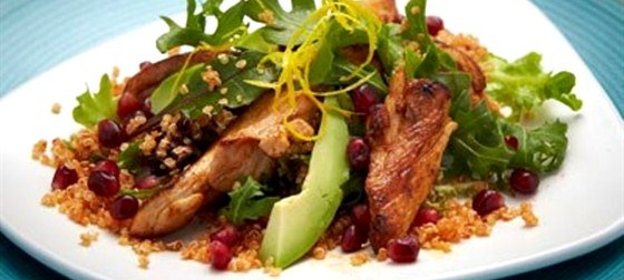 Теплый салат из курицы с киноа и гранатом