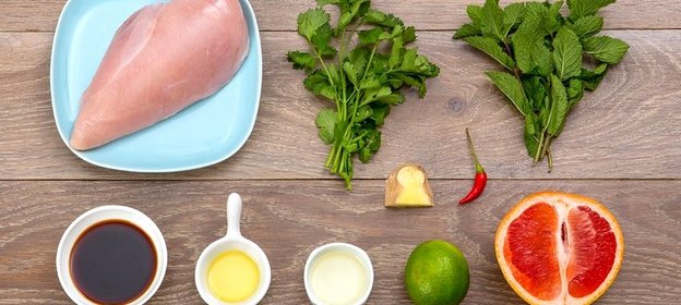 Тайский салат с курицей и грейпфрутом