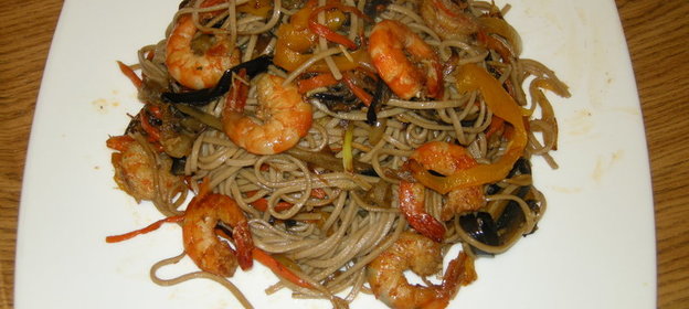 Гречневая лапша с королевскими креветками и овощами