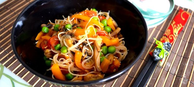 Рисовая лапша с овощами и соусом терияки