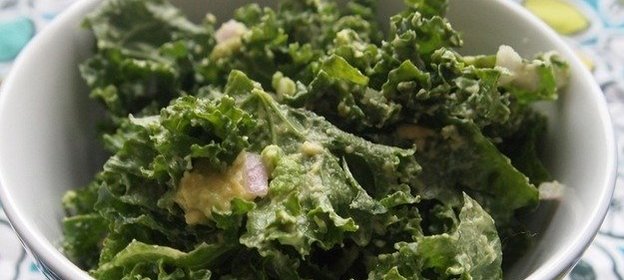 Салат с капустой кале и авокадо