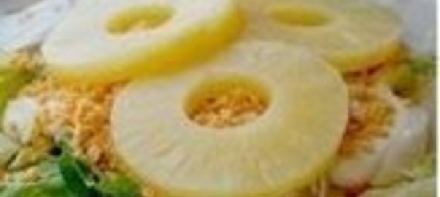 Салат из курицы с ананасами, грибами и сыром