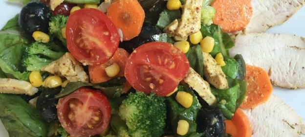 Яркий и легкий летний салат с индейкой и брокколи