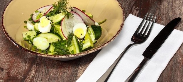 Салат с редиской и огурцами