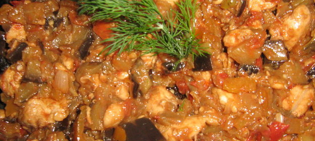 Густой соус с куриной грудкой и овощами