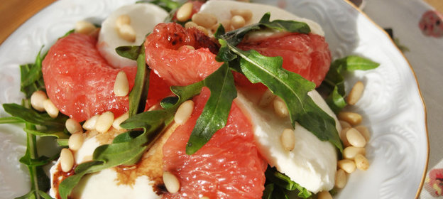 Салат с грейпфрутом и моцареллой