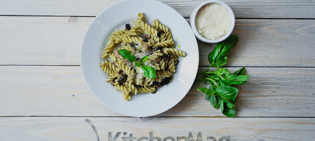 Макароны с песто, грибами и беконом