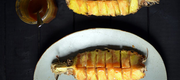 Запеченный ананас в карамельном соусе