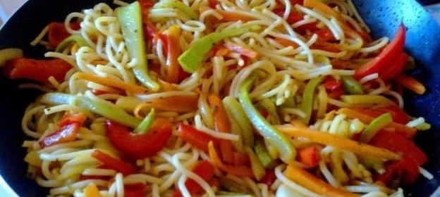 Спагетти с овощами в соевом соусе