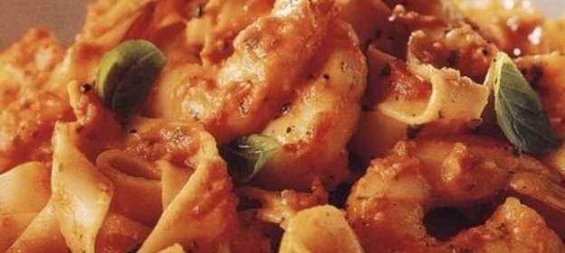 Лапша «тальятелле» с помидорами и креветками