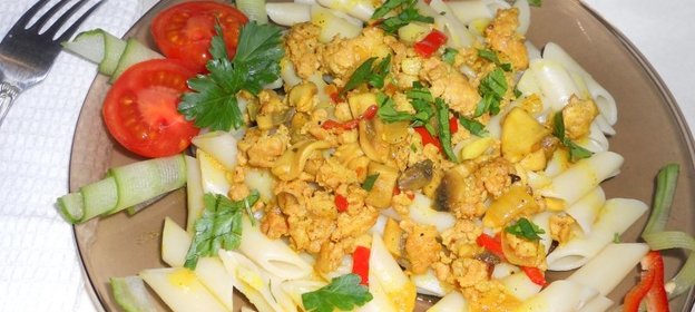 Пенне с индюшиным фаршем и грибами