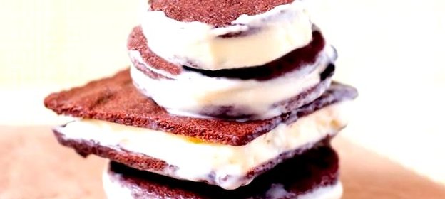 Шоколадные сэндвичи с начинкой из мороженого