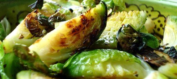 Печеная брюссельская капуста с чесноком