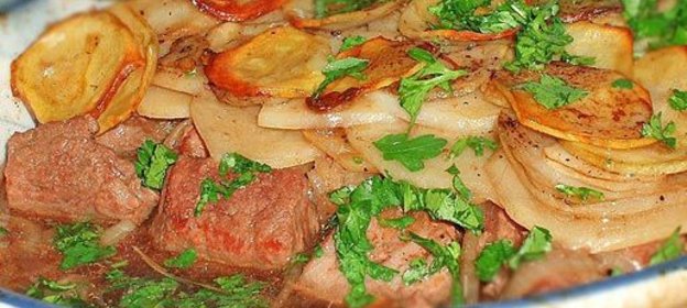 Запеканка с мясом, картошкой и пивом