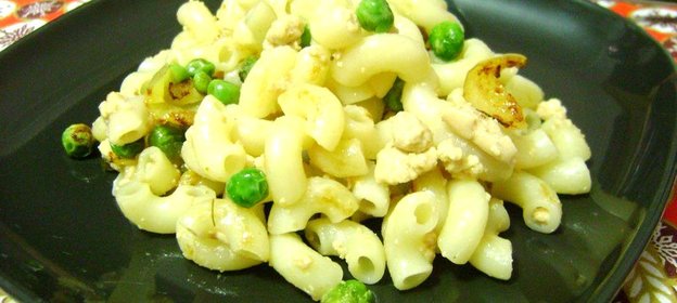 Макароны с печенью трески и овощами