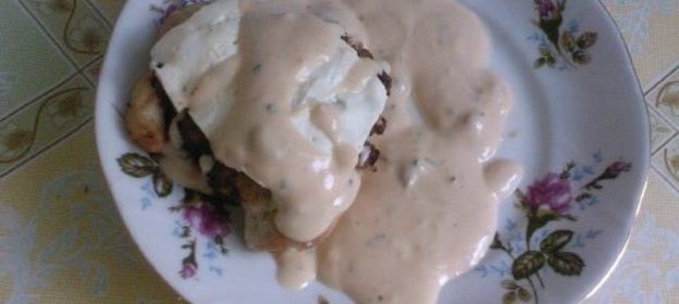 Куринная грудка с грибным пюре,брынзой с грибным соусом