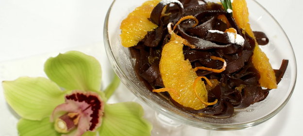 Шоколадная лапша с карамельно-апельсиновым соусом