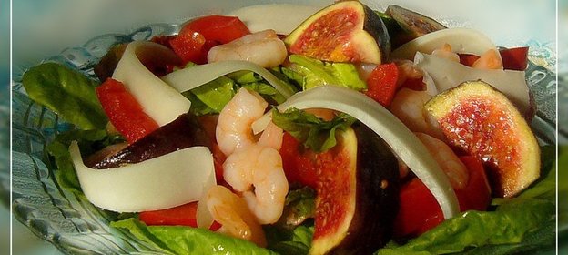 Салат с инжиром, козьим сыром и креветками
