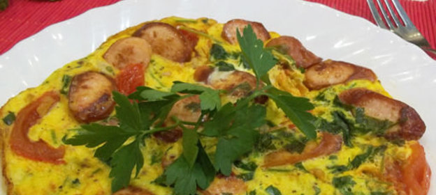 Яичница с сосисками и помидорами