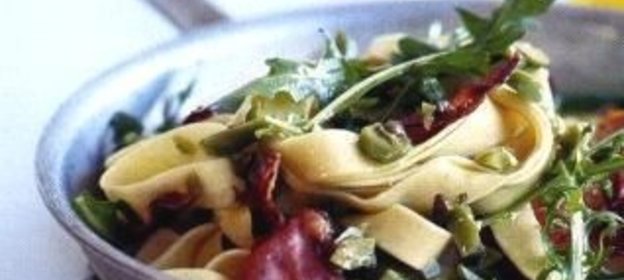 Паста (макароны) с оливковой тапенадой и панчеттой