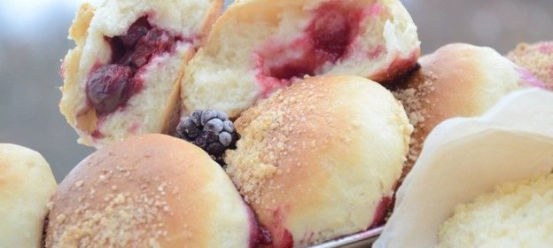 Булочки с вишней
