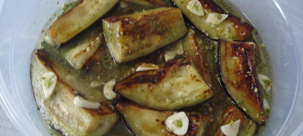 Кролик в ажурной рубашке