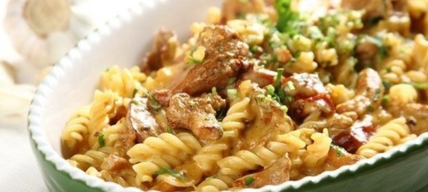 Курица тушеная с макаронами